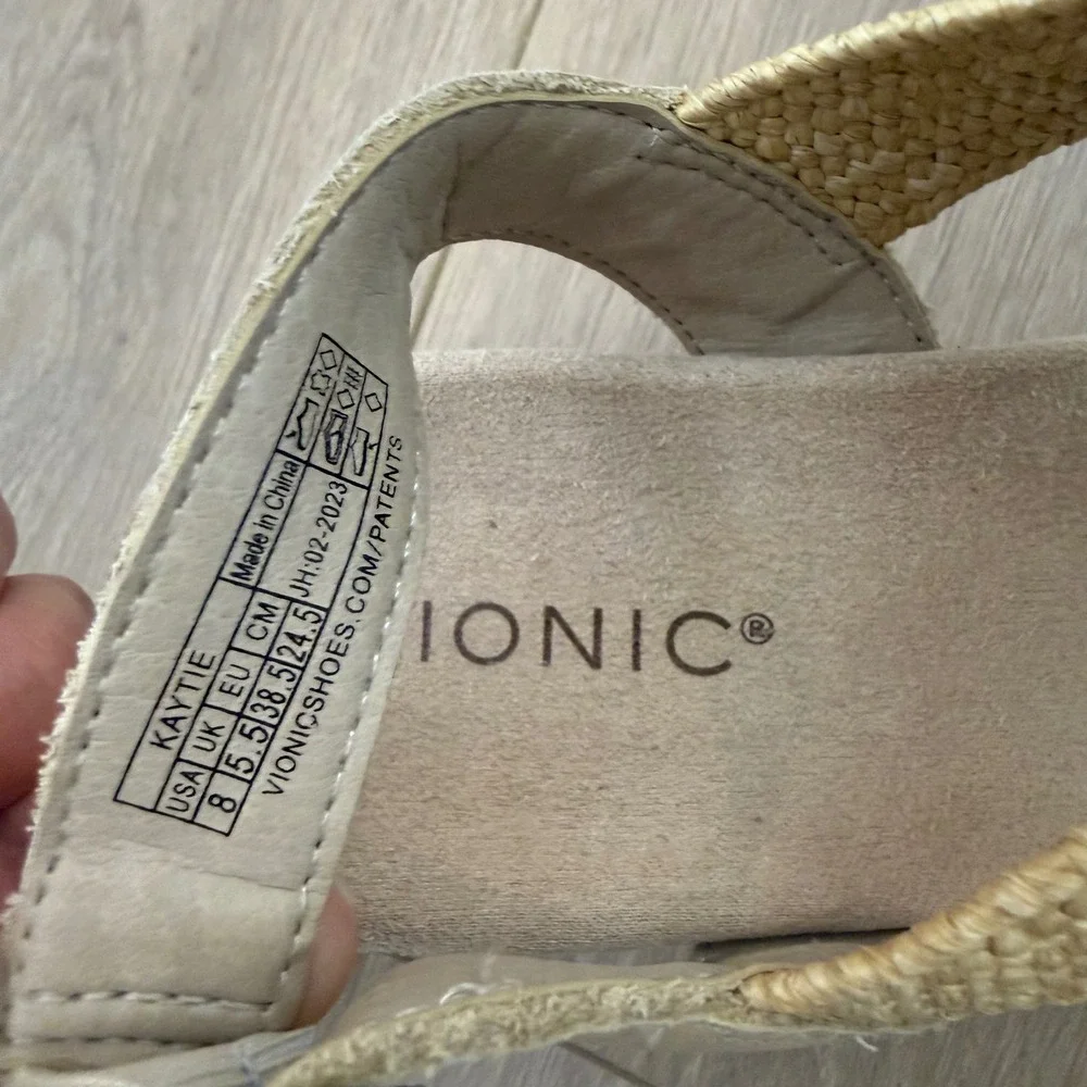 Vionic Kaytie Wedge Sandals Cream Tan T-Strap Cork Heel Women 8